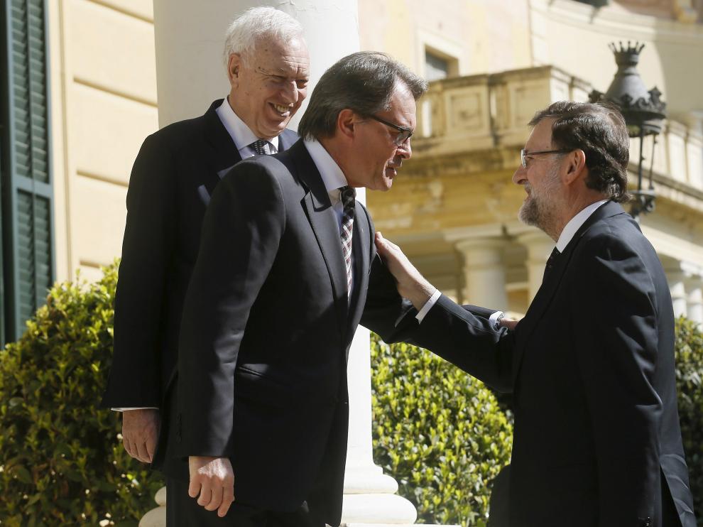 Rajoy estrecha la mano a Mas junto a Margallo.