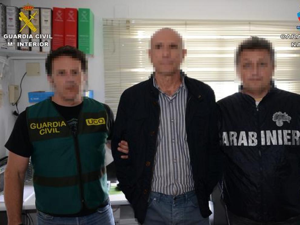 El detenido Lucio Morrone, con dos agentes