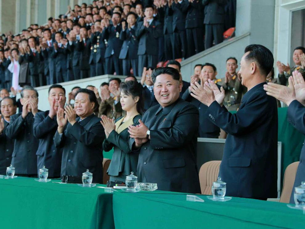 Ri Sol-ju junto a su marido.