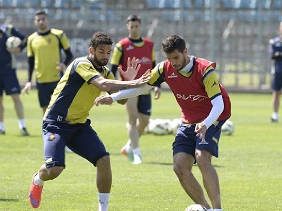 Cabrera disputa un balón en un entrenamiento.