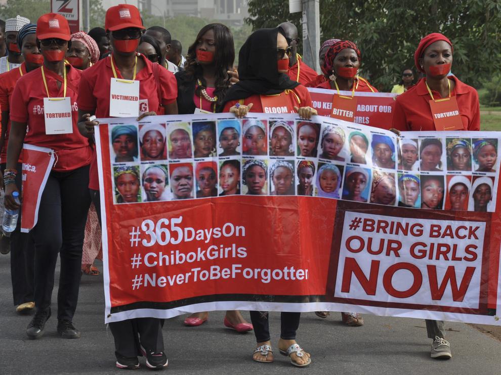 Nigerianos se manifiestan durante el primer aniversario del secuestro de un grupo de niñas en una escuela de Chibok
