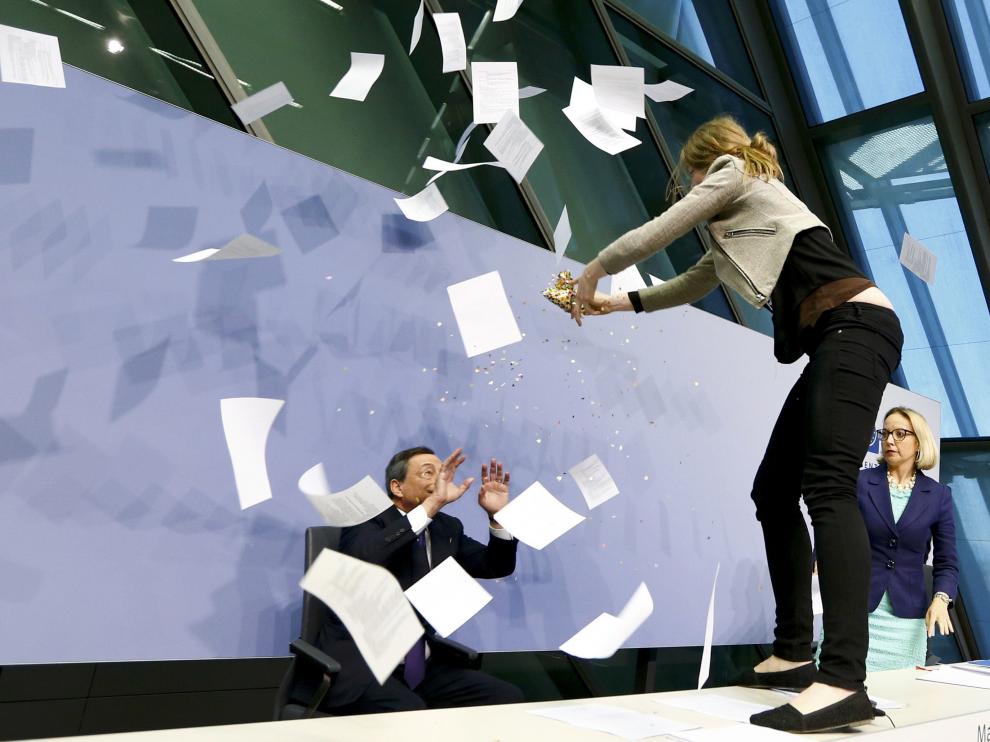 Draghi atacado con confeti.
