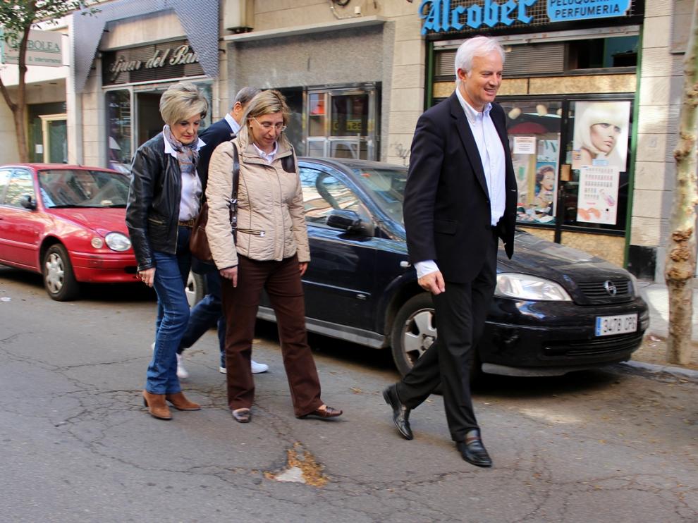 ?Eloy Suárez recorre las calles de Zaragoza comprobando los desperfectos en el firme
