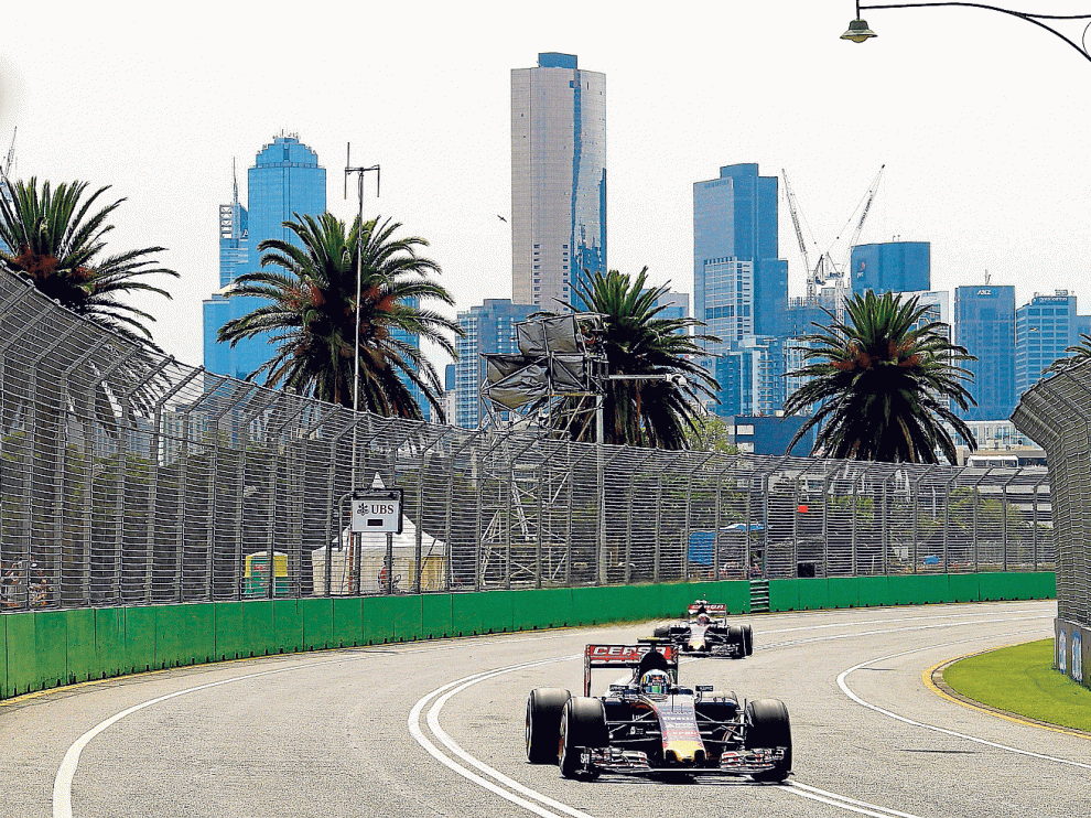 Carlos Sainz, de la escudería Toro Rosso, en acción durante la sesión de clasificación de ayer en el circuito de Albert Park