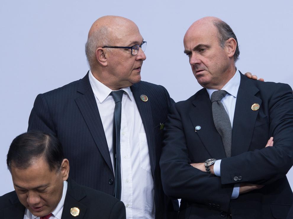 Michel Sapin habla con Luis de Guindos