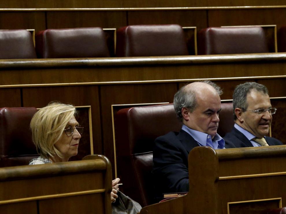 Lleonart tiene estudios en Derecho, Economía y Ciencias Políticas.