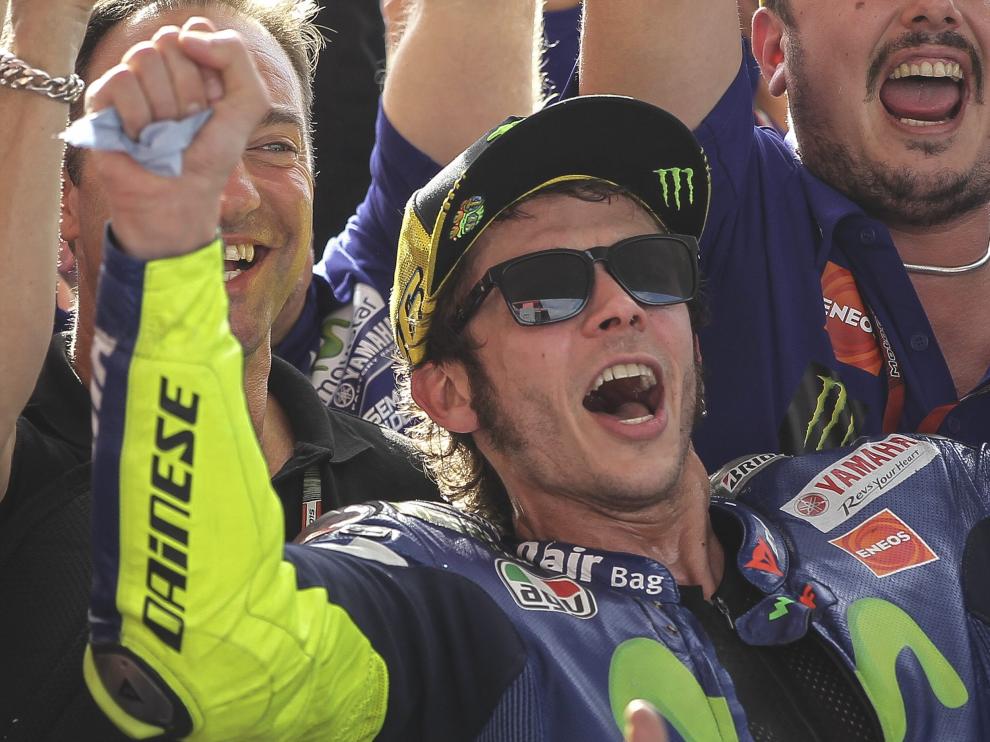 Rossi rejuvenece con Márquez por los suelos