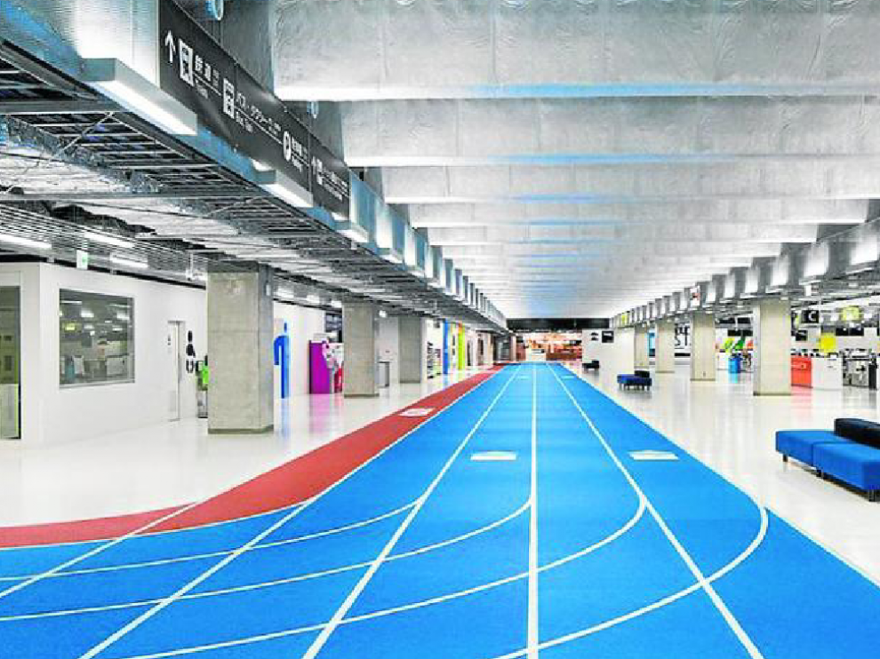 Uno de los coloridos y minimalistas pasillos de la nueva terminal 3 del aeropuerto de Narita, en Japón.