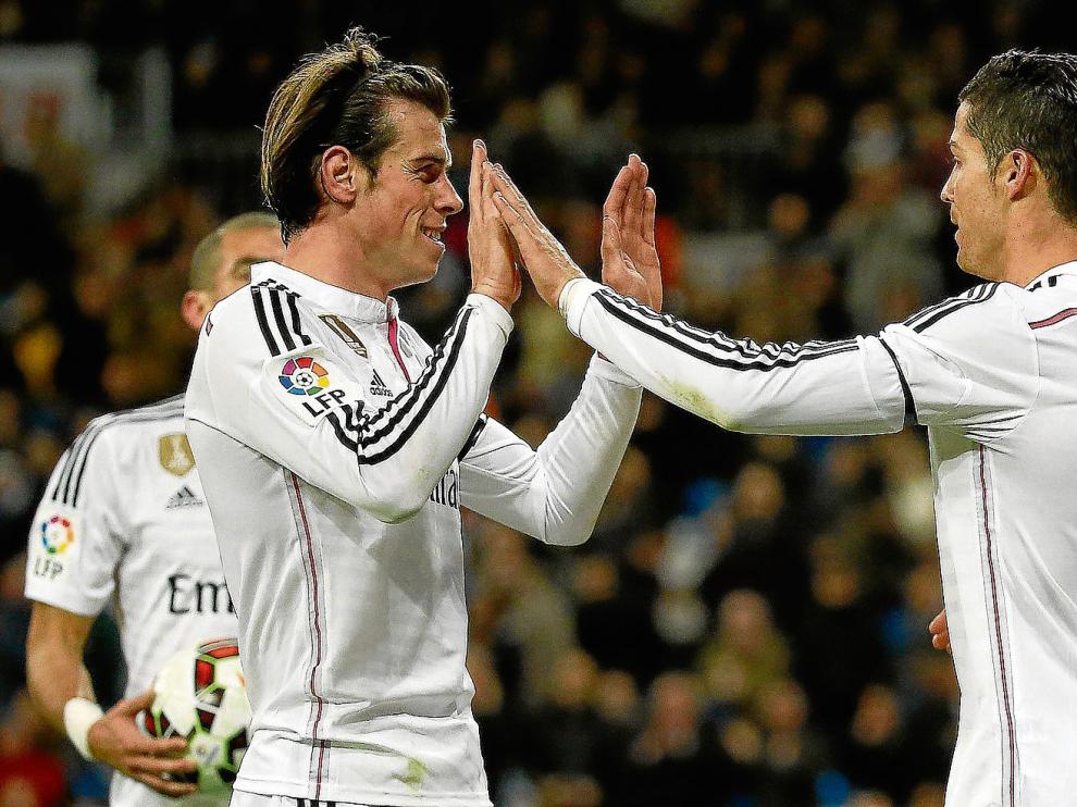 Bale izquierda y Cristiano Ronaldo celebran uno de los goles del galés ayer en el Santiago Bernabéu.