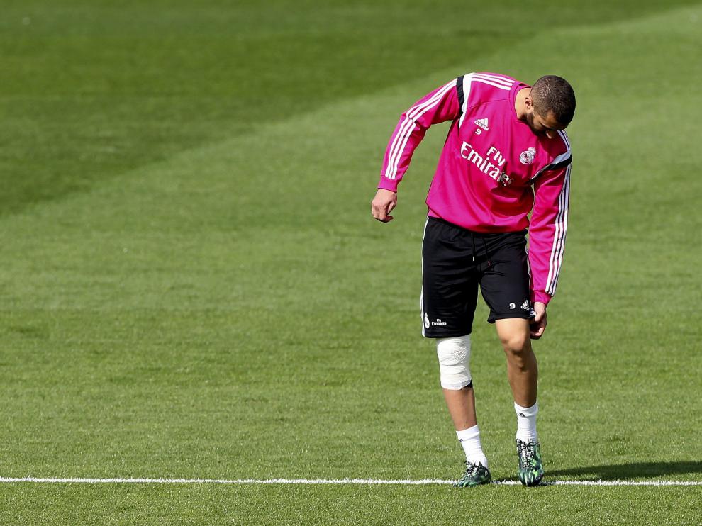 Benzema, con la rodilla vendada, durante un entrenamiento