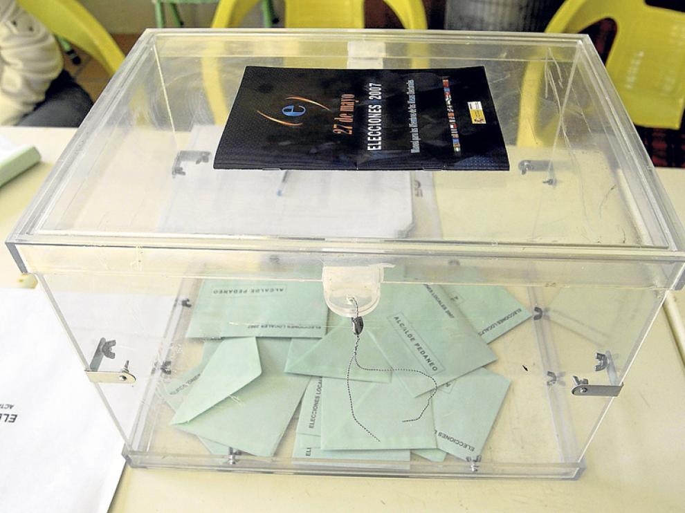 Una urna, en las elecciones locales de 2011.
