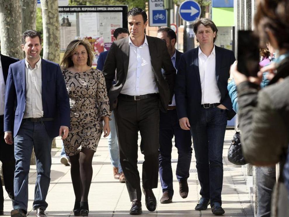 El secretario general del PSOE, Pedro Sánchez (2d), junto al candidato a la Junta, Luis Tudanca (i), el alcalde de Soria, Carlos Martínez (d), y la candidata a las Cortes, Esther Pérez (2i), por la calles de la capital.