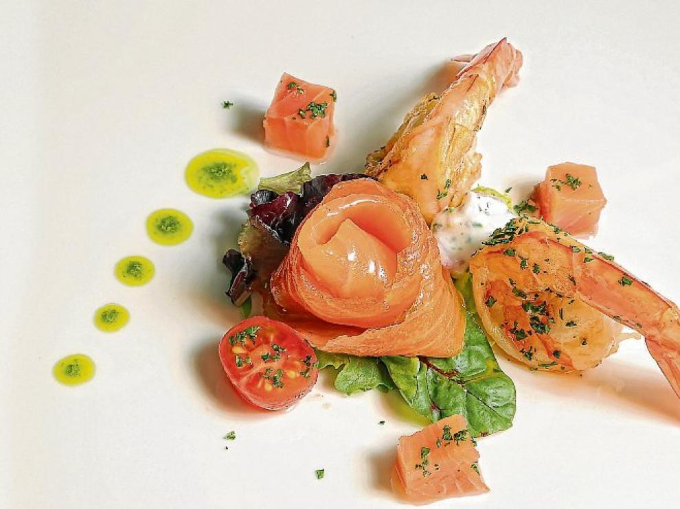 Ensalada de salmón ahumado, langostinos y salsa raita.