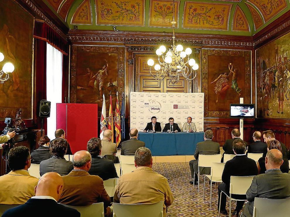 Eduardo Ibañez, Luis María Beamonte, presidente de la DPZ, y Fabrice Rieu presentaron ayer la nueva edición del concurso.