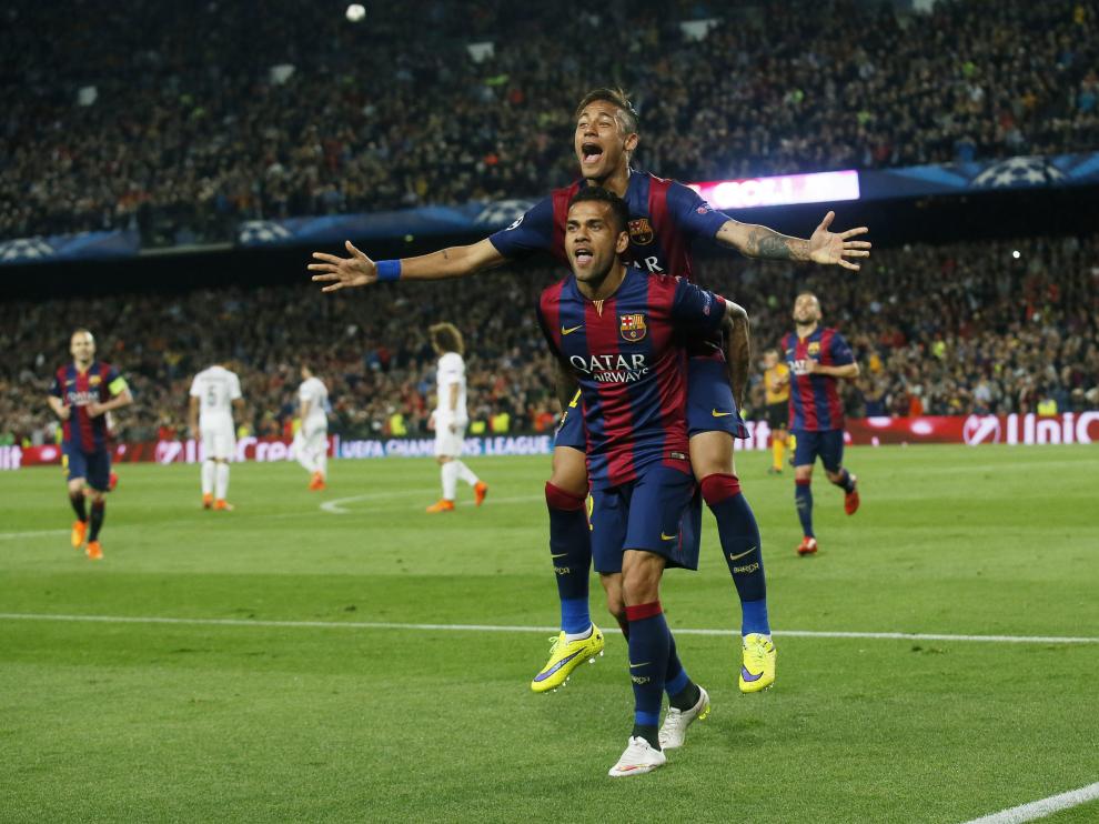 Alves y Neymar celebran uno de los goles