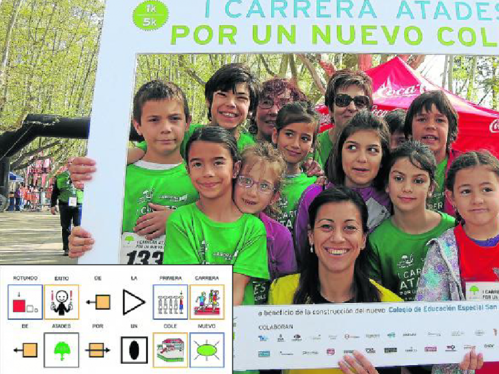 La atleta zaragozana Isabel Macías, en el centro, embajadora de la prueba, con un grupo de niños y madres, momentos antes del comienzo la carrera.