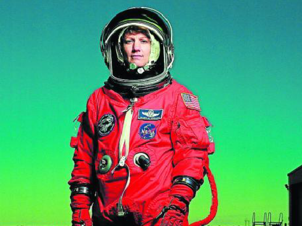 La fotógrana Annie Leibovitz inmortalizó a Eileen Collins, primera mujer piloto y comandan-te de un transbordador espacial en la obra 'Eileen Collins' (1999).