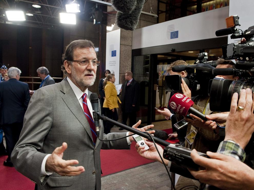 Rajoy atendiendo a los medios en Bruselas