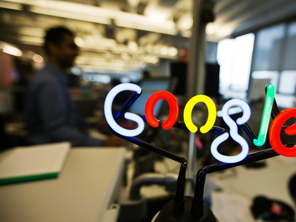 Un logo de Google en una oficina de la compañía