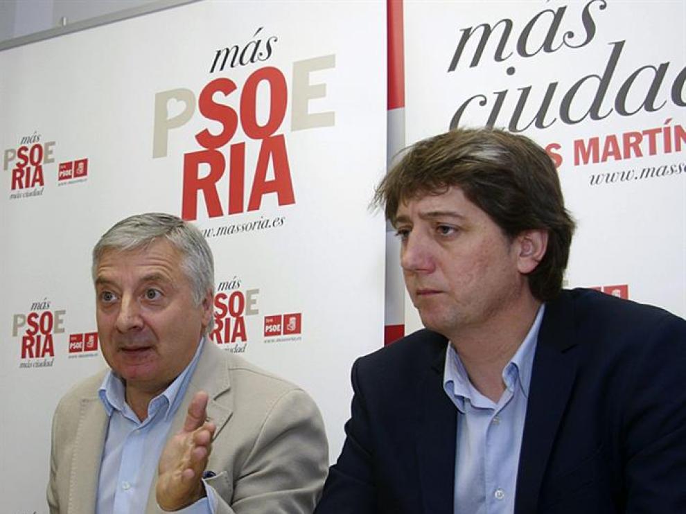 El eurodiputado socialista José Blanco (i) junto al candidato socialista a la Alcaldía de Soria, Carlos Martínez, durante su participación en una reunión de trabajo este viernes en Soria.
