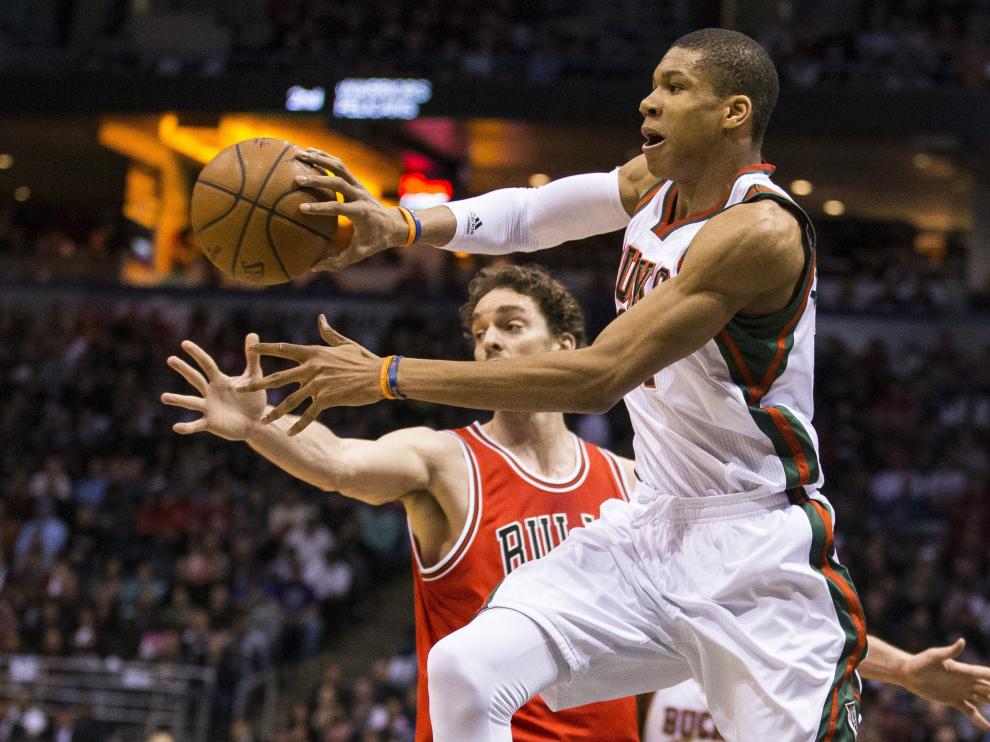 Antetokounmpo, junto a Pau Gasol durante el partido