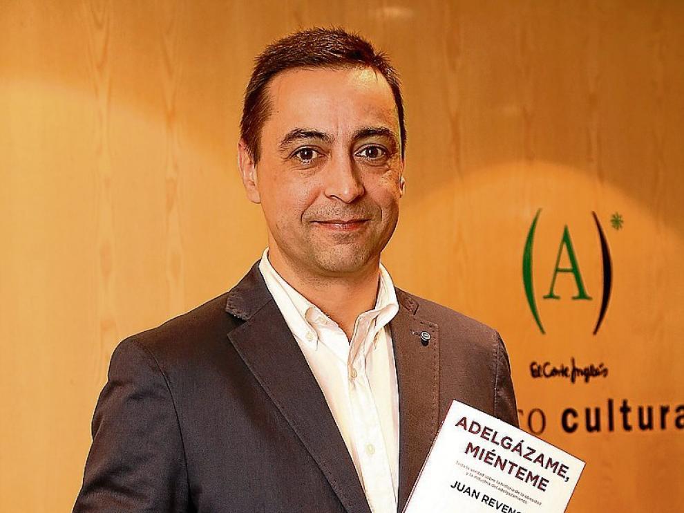 Juan Revenga, con su libro, 'Adelgázame, miénteme'.