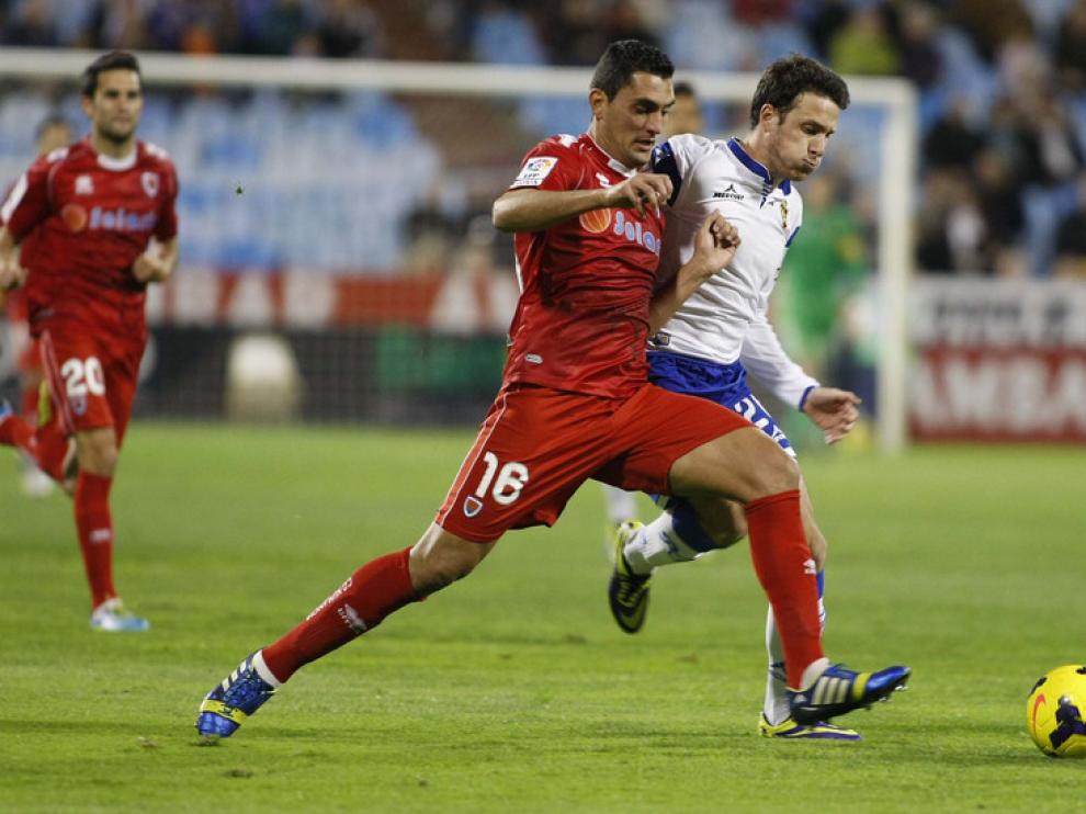 Juanma disputa un balón en la victoria a domicilio del Numancia en La Romareda la temporada pasada