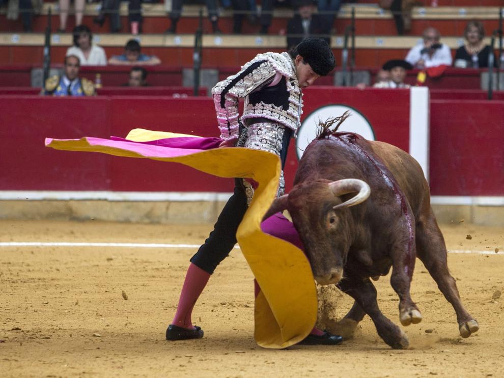 Jiménez Fortes durante la faena a su tercer toro en el festejo de la feria taurina de San Jorge.