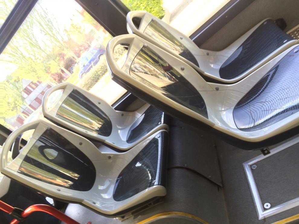 Tapizado eliminado en un autobús de la línea Ci1.