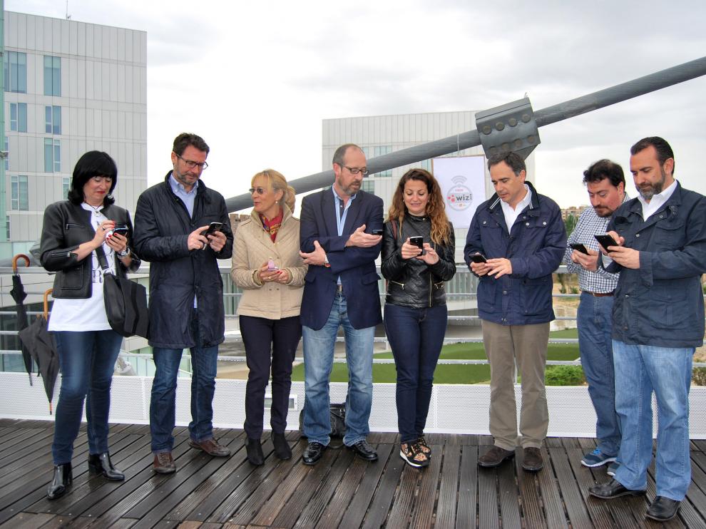 Los candidatos del PAR al Ayuntamiento posan ante el cartel de wifi gratuito