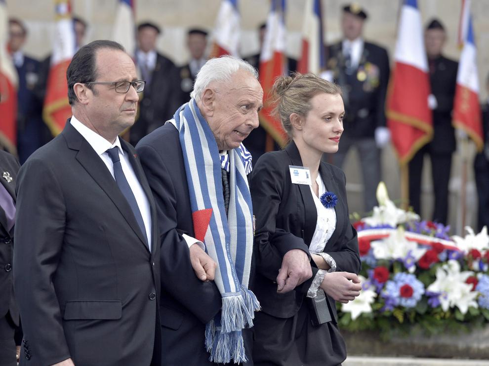 El presidente francés junto a un deportado