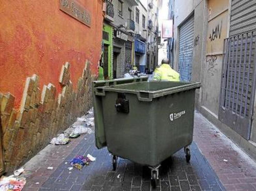 Un operario de FCC, durante las tareas de limpieza en el Casco Histórico