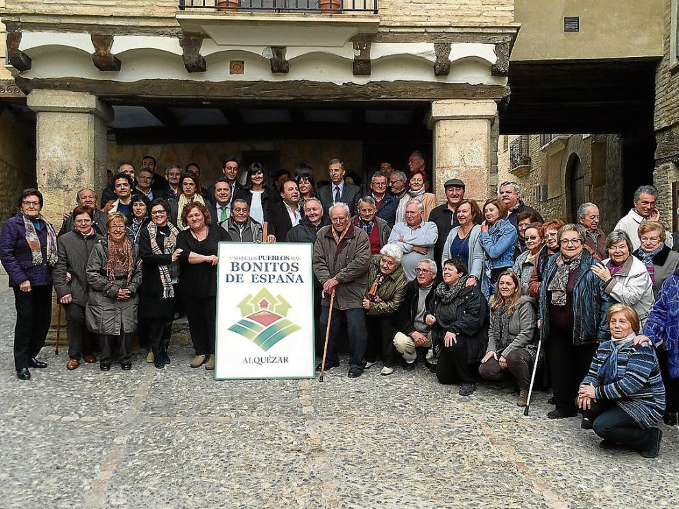Vecinos de Alquézar, con las autoridades y miembros de la asociación en la plaza Ayerbe.