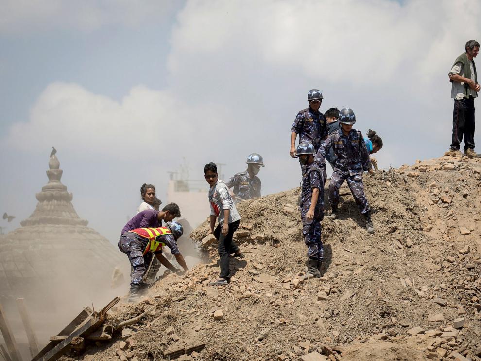 Los equipos de rescate siguen buscando supervivientes bajo los escombros
