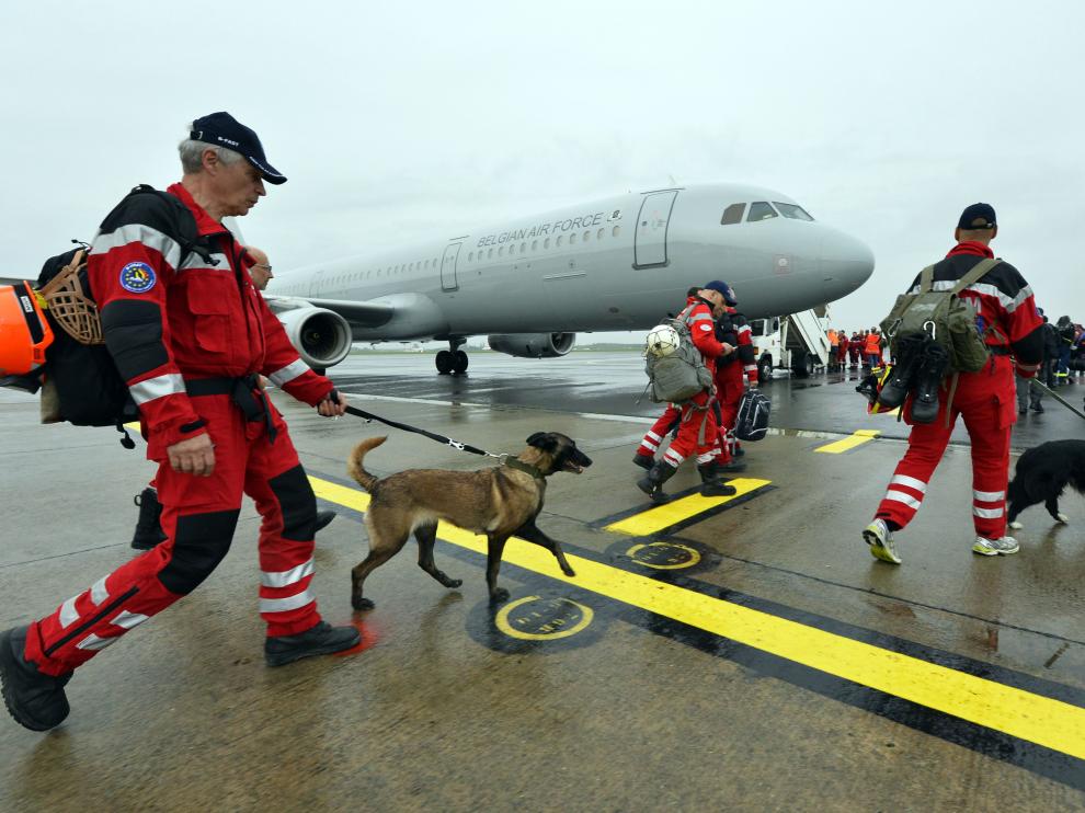 Miembros de rescate acuden hacia el Everest.