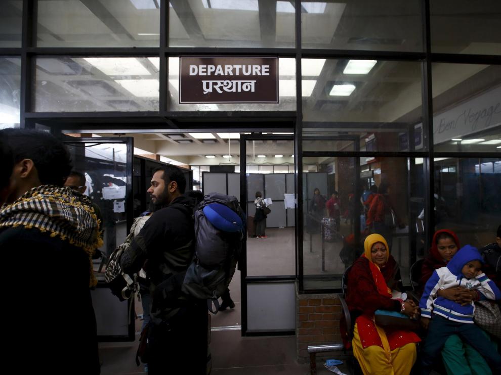 Puerta de salidas del aeropuerto de Katmandú.
