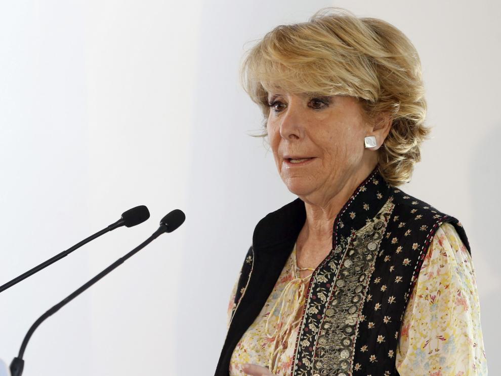 Esperanza Aguirre durante la visita al Centro de Servicios Sociales del distrito de Latina.