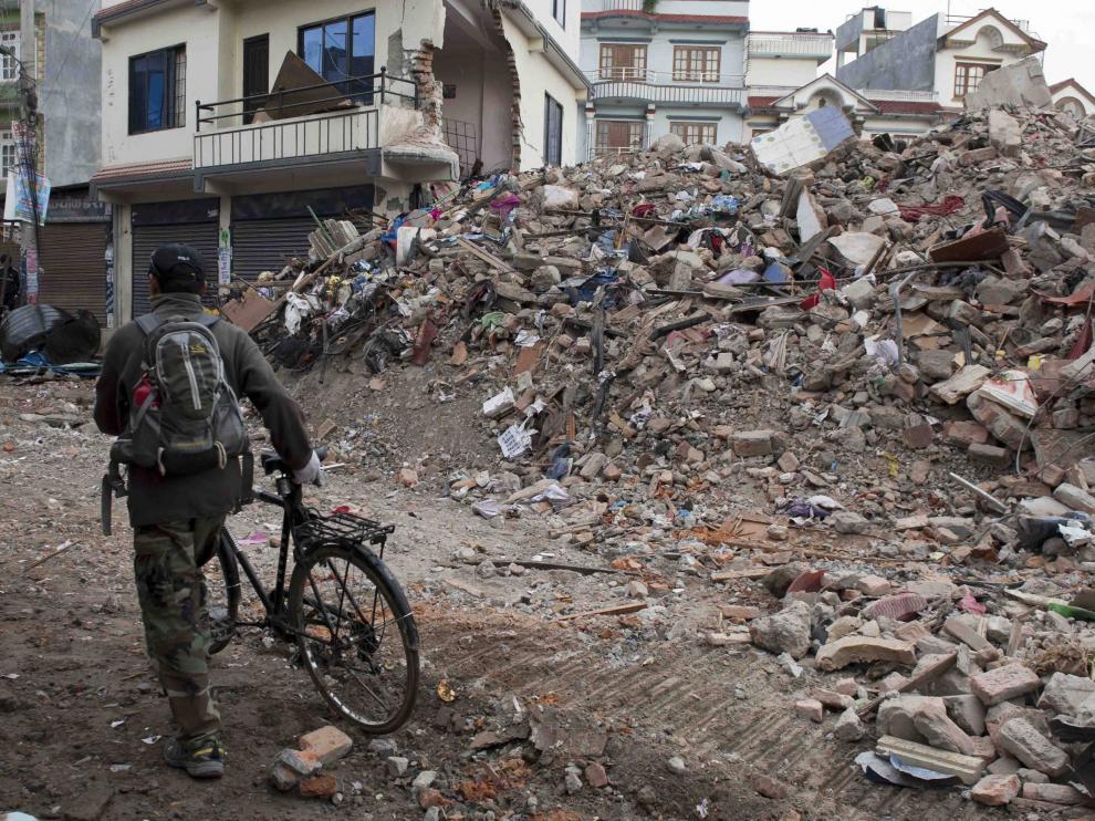 Una calle de Katmandú, devastada tras el terremoto