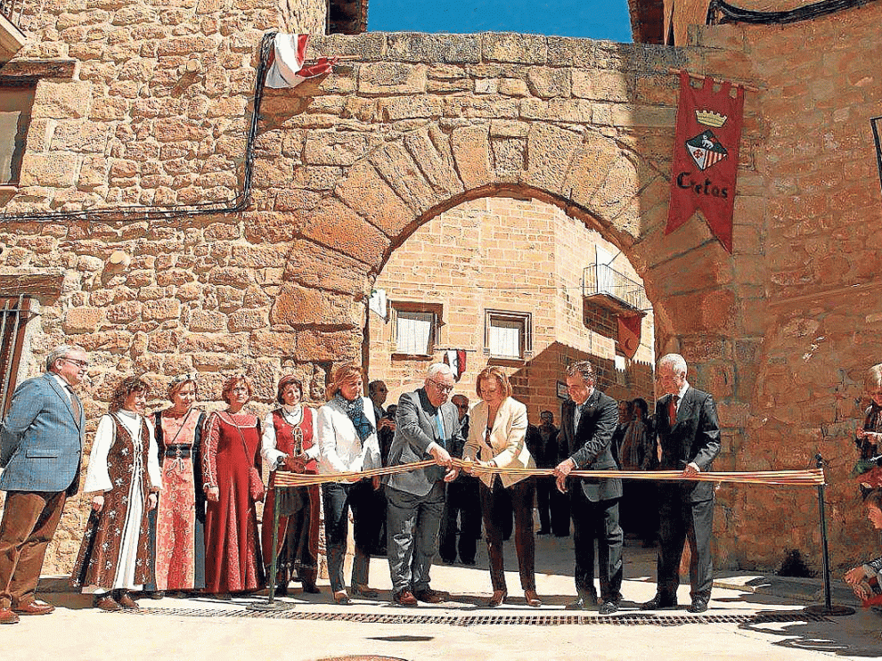 La presidenta, Luisa Fernanda Rudi, con otras autoridades, inaugurando ayer la feria del vino de Cretas.