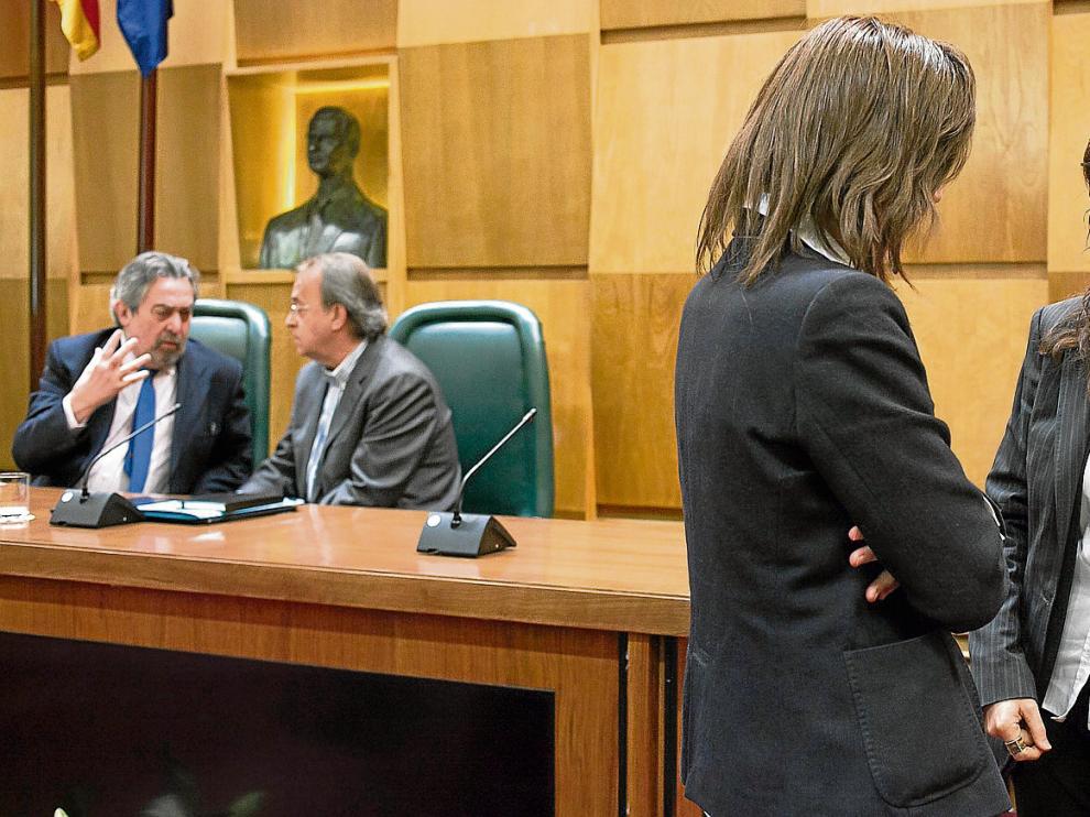 De frente, Carmen Dueso, que esta semana supo que no repetirá en la lista municipal. Al fondo, diálogo entre Belloch y Carlos Pérez.
