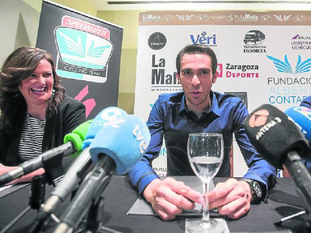 Alberto Contador, entre Elena Corzán y Javier Floristán, ayer en Zaragoza.