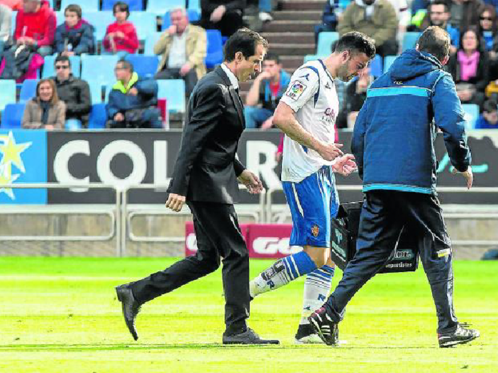 Diego Rico, atendido por el doctor Honorio Martínez y el fisio Míchel Román, en un momento del partido ante el Alcorcón.