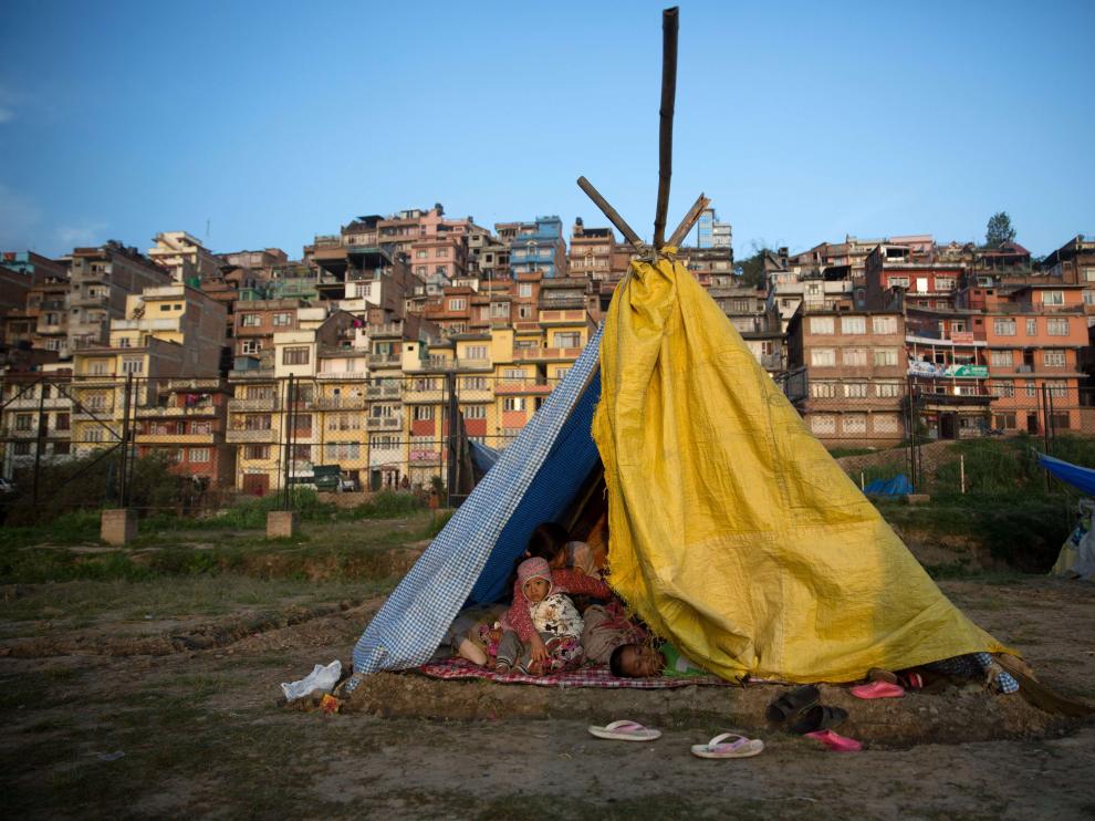 Los supervivientes de áreas remotas en Nepal piden con urgencia tiendas y lonas