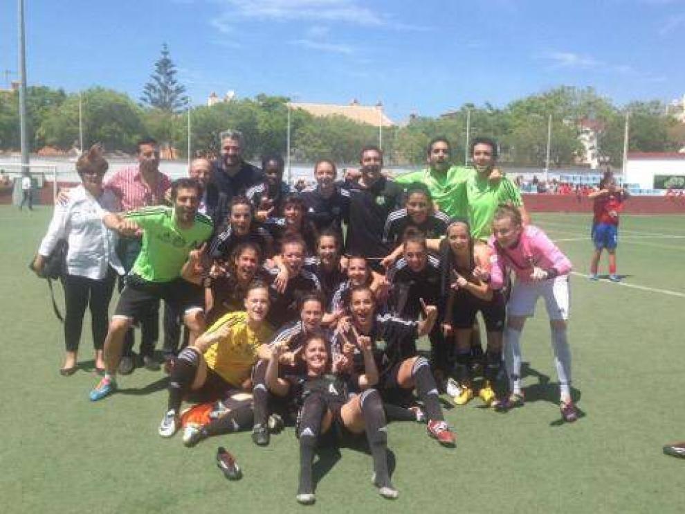 Las jugadoras del Transportes Alcaine celebran la victoria.