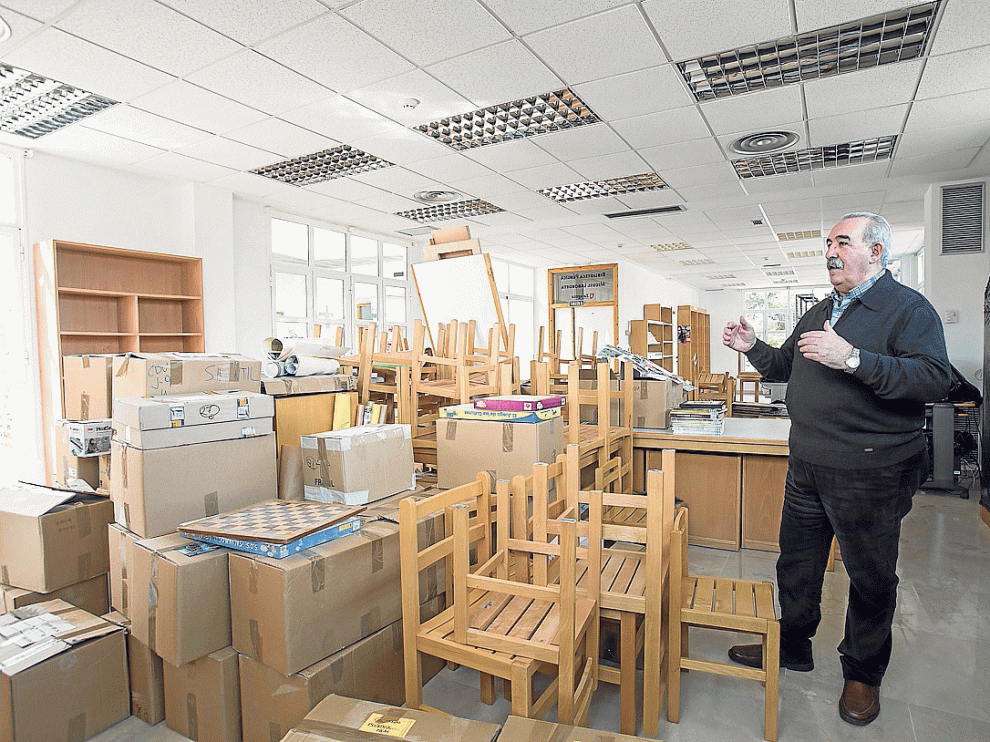 El alcalde, José Ramón, en el nuevo espacio que ocupa la biblioteca, todavía cerrada.