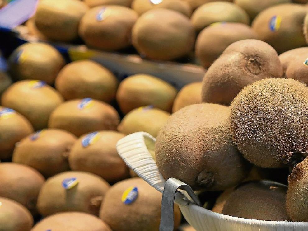 El kiwi posee mucha fibra y enzimas que favorecen el tránsito intestinal.