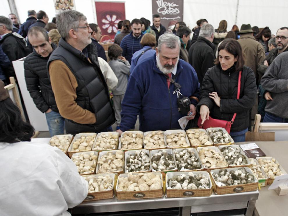Un Mercasetas celebrado en Molinos de Duero el pasado año atrajo a numerosos turistas.