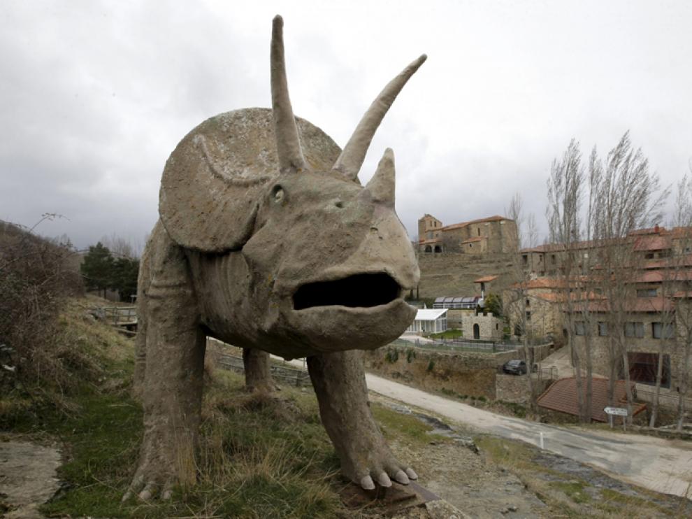 Figura de dinosaurio en la localidad soriana de Bretún