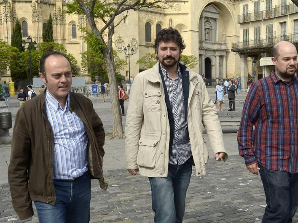 El candidato de IU-Equo Convergencia por Castilla y León a la presidencia de la Comunidad, José Sarrión (c), pasea por la Plaza Mayor de Segovia, el pasado fin de semana