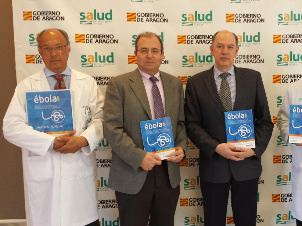 El doctor Juan Carlos Ferrando, a la dcha., durante la presentación del libro sobre el ébola en el hospital Royo Villanova de Zaragoza.